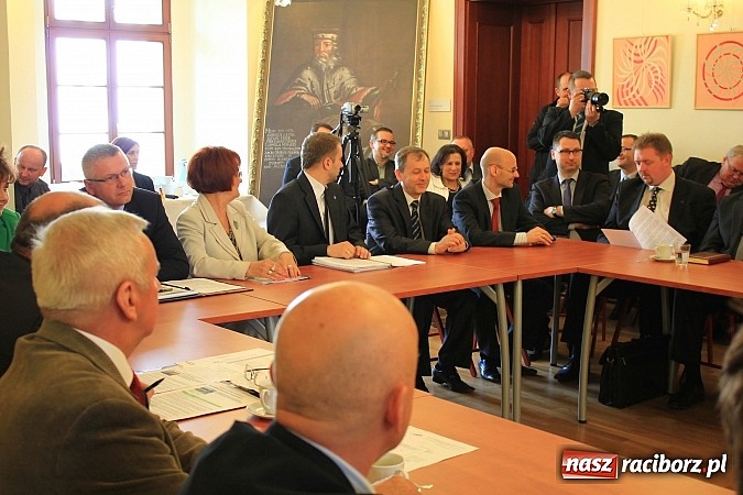 Zdjęcie w galerii na portalu naszraciborz.pl: Droga Racibórz-Pszczyna. Marszałek wylał na samorządowców kubeł zimnej wody wiadomości z regionu