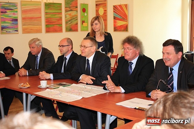 Zdjęcie w galerii na portalu naszraciborz.pl: Droga Racibórz-Pszczyna. Marszałek wylał na samorządowców kubeł zimnej wody wiadomości z regionu