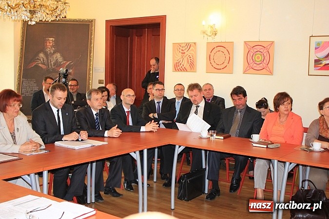 Zdjęcie w galerii na portalu naszraciborz.pl: Droga Racibórz-Pszczyna. Marszałek wylał na samorządowców kubeł zimnej wody wiadomości z regionu