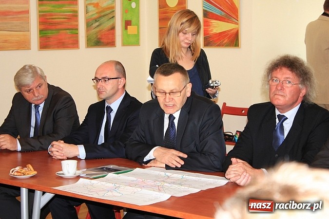 Zdjęcie w galerii na portalu naszraciborz.pl: Droga Racibórz-Pszczyna. Marszałek wylał na samorządowców kubeł zimnej wody wiadomości z regionu