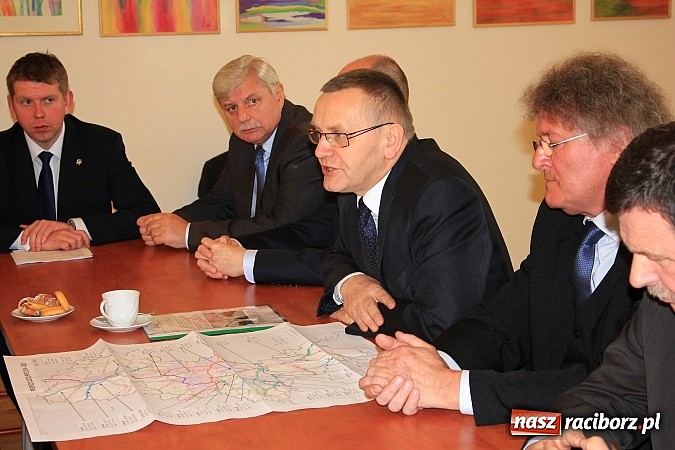 Zdjęcie w galerii na portalu naszraciborz.pl: Droga Racibórz-Pszczyna. Marszałek wylał na samorządowców kubeł zimnej wody wiadomości z regionu