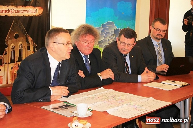 Zdjęcie w galerii na portalu naszraciborz.pl: Droga Racibórz-Pszczyna. Marszałek wylał na samorządowców kubeł zimnej wody wiadomości z regionu