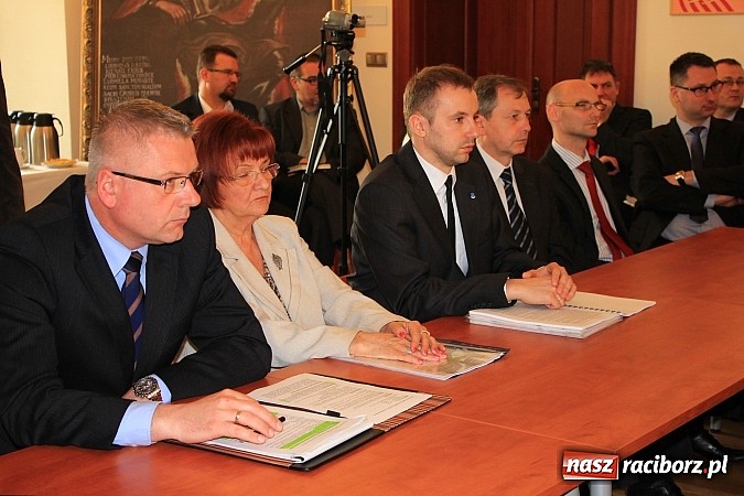 Zdjęcie w galerii na portalu naszraciborz.pl: Droga Racibórz-Pszczyna. Marszałek wylał na samorządowców kubeł zimnej wody wiadomości z regionu