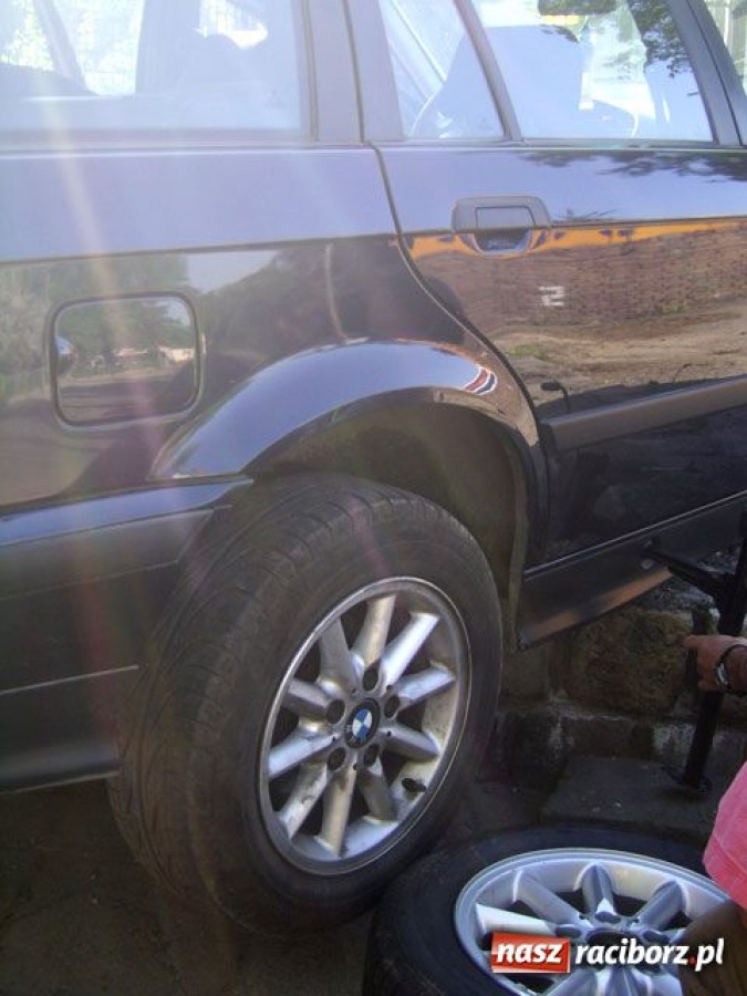 Zdjęcie w galerii na portalu naszraciborz.pl: BMW zawisło nad chodnikiem wiadomości z regionu