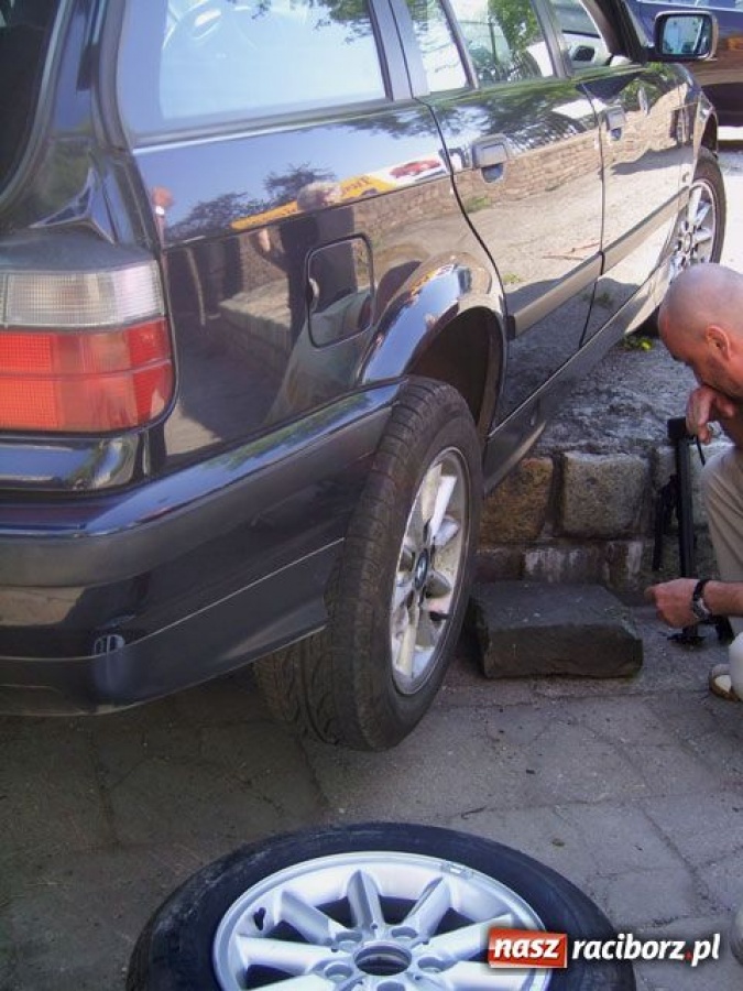 Zdjęcie w galerii na portalu naszraciborz.pl: BMW zawisło nad chodnikiem wiadomości z regionu