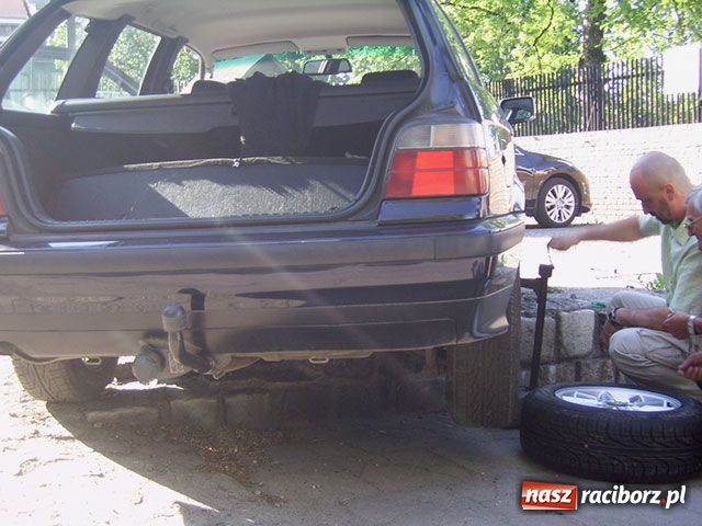 Zdjęcie w galerii na portalu naszraciborz.pl: BMW zawisło nad chodnikiem wiadomości z regionu