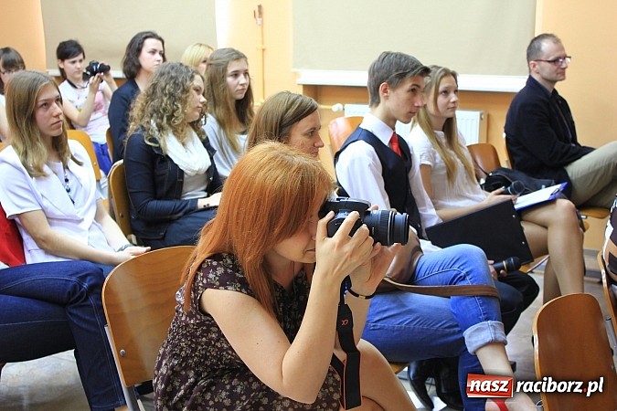 Zdjęcie w galerii na portalu naszraciborz.pl: Nagrodzono młode dziennikarskie talenty wiadomości z regionu