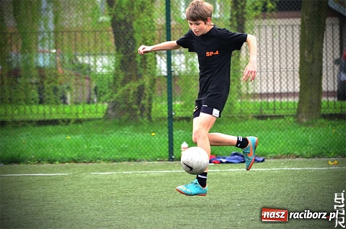 Zdjęcie w galerii na portalu naszraciborz.pl: Zwycięstwo piłkarzy z Czwórki wiadomości z regionu