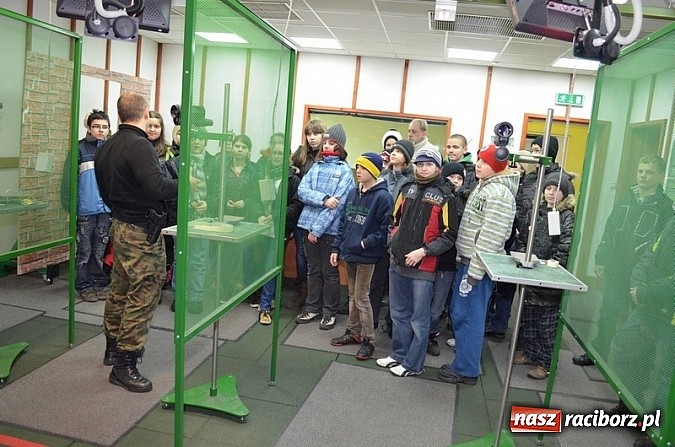 Zdjęcie w galerii na portalu naszraciborz.pl: Pogadanka dla młodzieży w ramach projektu Nauka bez tajemnic wiadomości z regionu