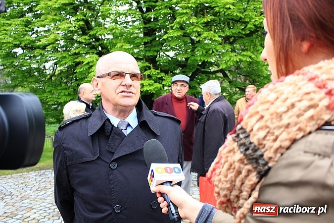 Zdjęcie w galerii na portalu naszraciborz.pl: Lewica złożyła kwiaty pod pomnikiem Matki Polki wiadomości z regionu