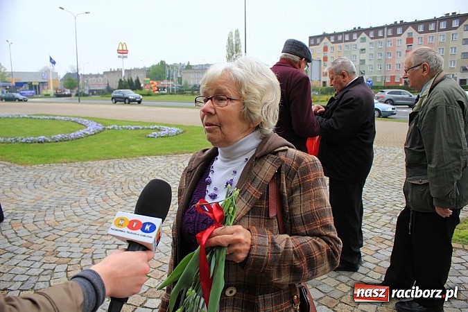 Zdjęcie w galerii na portalu naszraciborz.pl: Lewica złożyła kwiaty pod pomnikiem Matki Polki wiadomości z regionu
