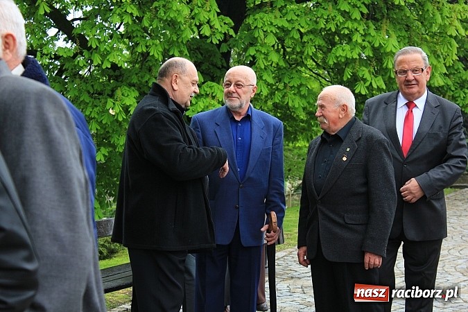 Zdjęcie w galerii na portalu naszraciborz.pl: Lewica złożyła kwiaty pod pomnikiem Matki Polki wiadomości z regionu