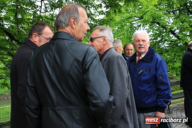 Zdjęcie w galerii na portalu naszraciborz.pl: Lewica złożyła kwiaty pod pomnikiem Matki Polki wiadomości z regionu