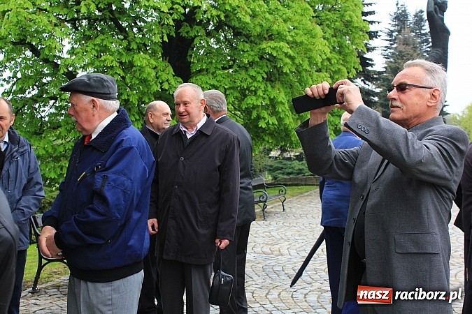 Zdjęcie w galerii na portalu naszraciborz.pl: Lewica złożyła kwiaty pod pomnikiem Matki Polki wiadomości z regionu