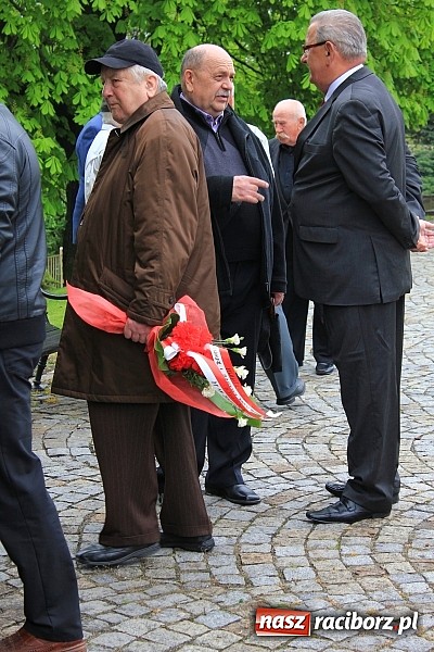 Zdjęcie w galerii na portalu naszraciborz.pl: Lewica złożyła kwiaty pod pomnikiem Matki Polki wiadomości z regionu