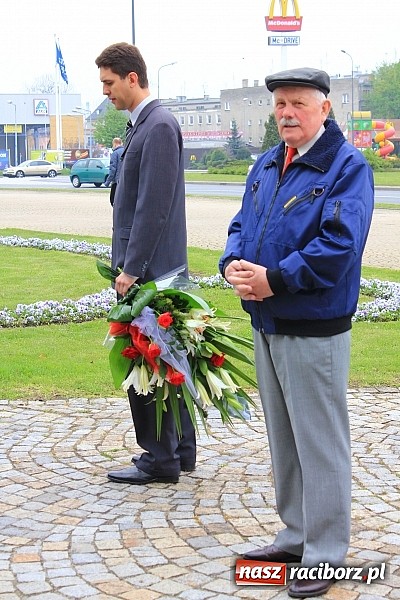 Zdjęcie w galerii na portalu naszraciborz.pl: Lewica złożyła kwiaty pod pomnikiem Matki Polki wiadomości z regionu