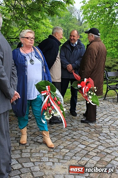 Zdjęcie w galerii na portalu naszraciborz.pl: Lewica złożyła kwiaty pod pomnikiem Matki Polki wiadomości z regionu