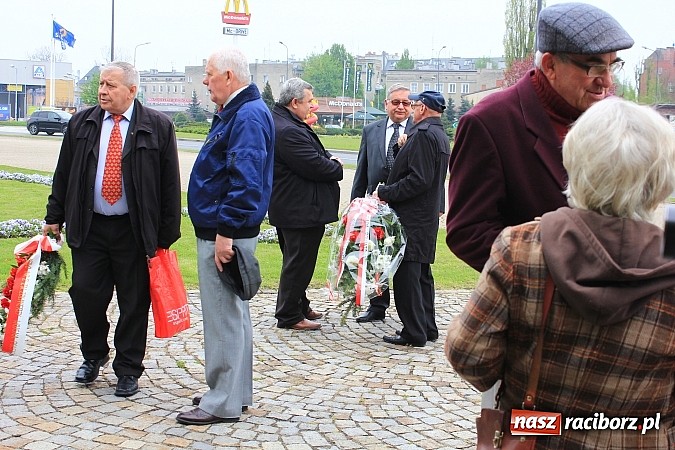 Zdjęcie w galerii na portalu naszraciborz.pl: Lewica złożyła kwiaty pod pomnikiem Matki Polki wiadomości z regionu