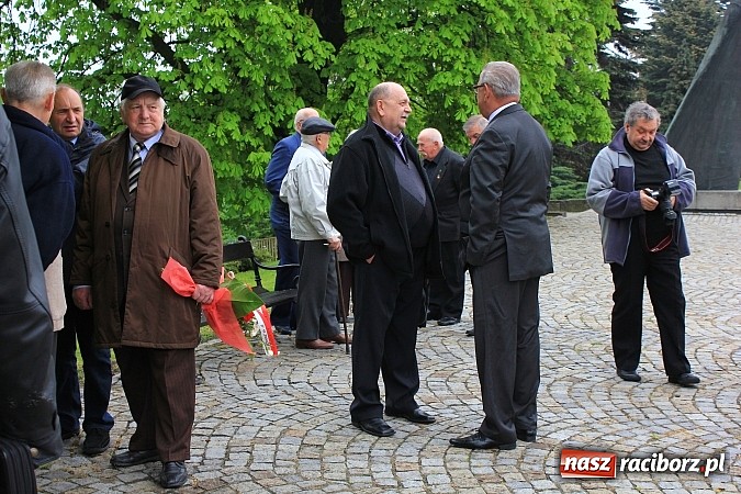 Zdjęcie w galerii na portalu naszraciborz.pl: Lewica złożyła kwiaty pod pomnikiem Matki Polki wiadomości z regionu
