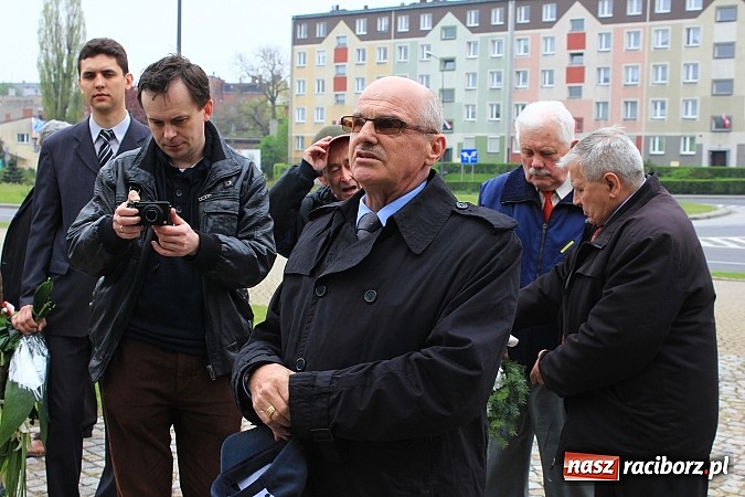 Zdjęcie w galerii na portalu naszraciborz.pl: Lewica złożyła kwiaty pod pomnikiem Matki Polki wiadomości z regionu
