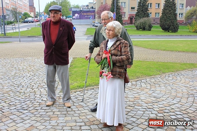 Zdjęcie w galerii na portalu naszraciborz.pl: Lewica złożyła kwiaty pod pomnikiem Matki Polki wiadomości z regionu