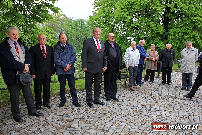 Zdjęcie w galerii na portalu naszraciborz.pl: Lewica złożyła kwiaty pod pomnikiem Matki Polki wiadomości z regionu
