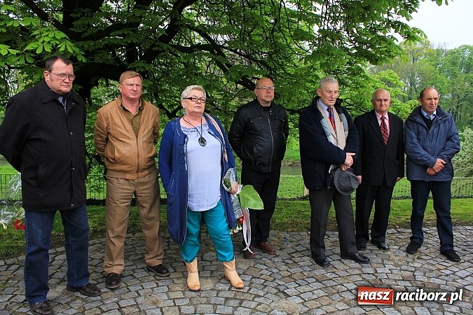 Zdjęcie w galerii na portalu naszraciborz.pl: Lewica złożyła kwiaty pod pomnikiem Matki Polki wiadomości z regionu