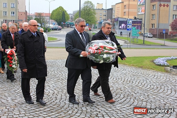 Zdjęcie w galerii na portalu naszraciborz.pl: Lewica złożyła kwiaty pod pomnikiem Matki Polki wiadomości z regionu