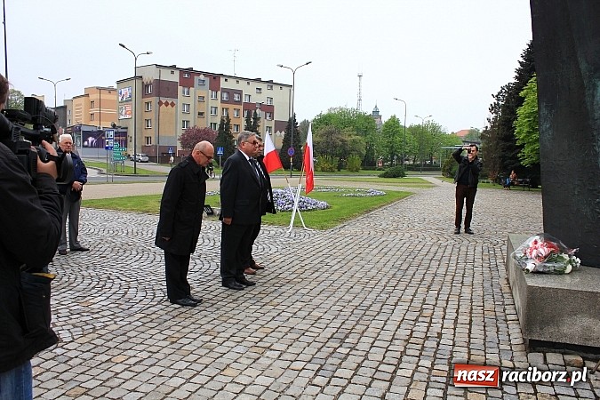 Zdjęcie w galerii na portalu naszraciborz.pl: Lewica złożyła kwiaty pod pomnikiem Matki Polki wiadomości z regionu