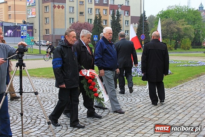 Zdjęcie w galerii na portalu naszraciborz.pl: Lewica złożyła kwiaty pod pomnikiem Matki Polki wiadomości z regionu