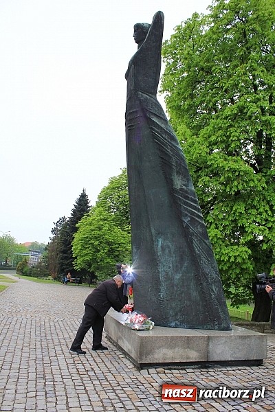 Zdjęcie w galerii na portalu naszraciborz.pl: Lewica złożyła kwiaty pod pomnikiem Matki Polki wiadomości z regionu