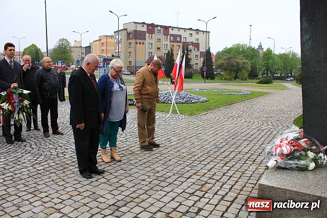 Zdjęcie w galerii na portalu naszraciborz.pl: Lewica złożyła kwiaty pod pomnikiem Matki Polki wiadomości z regionu