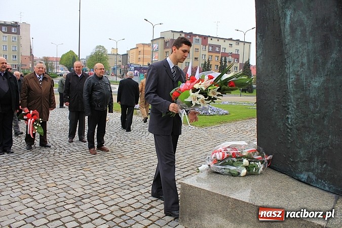 Zdjęcie w galerii na portalu naszraciborz.pl: Lewica złożyła kwiaty pod pomnikiem Matki Polki wiadomości z regionu