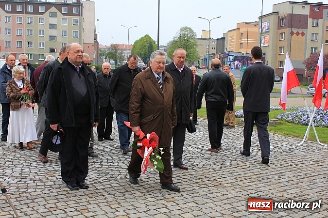 Zdjęcie w galerii na portalu naszraciborz.pl: Lewica złożyła kwiaty pod pomnikiem Matki Polki wiadomości z regionu