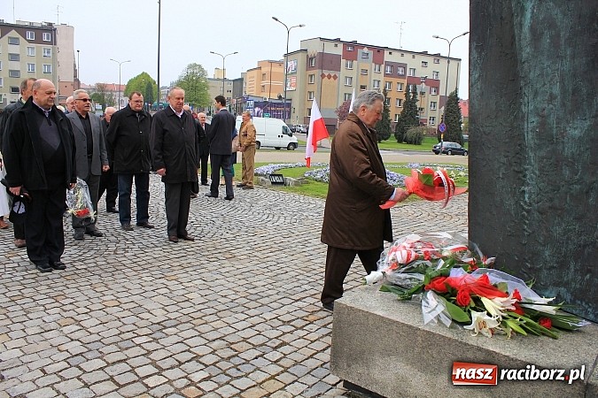 Zdjęcie w galerii na portalu naszraciborz.pl: Lewica złożyła kwiaty pod pomnikiem Matki Polki wiadomości z regionu