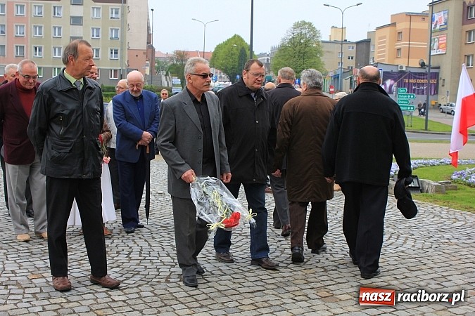 Zdjęcie w galerii na portalu naszraciborz.pl: Lewica złożyła kwiaty pod pomnikiem Matki Polki wiadomości z regionu