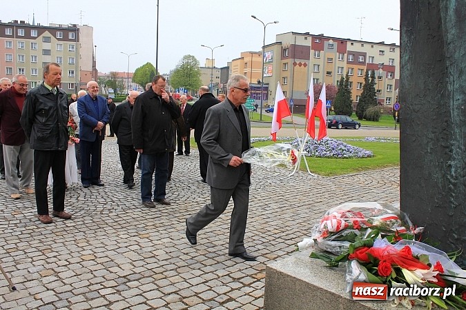 Zdjęcie w galerii na portalu naszraciborz.pl: Lewica złożyła kwiaty pod pomnikiem Matki Polki wiadomości z regionu