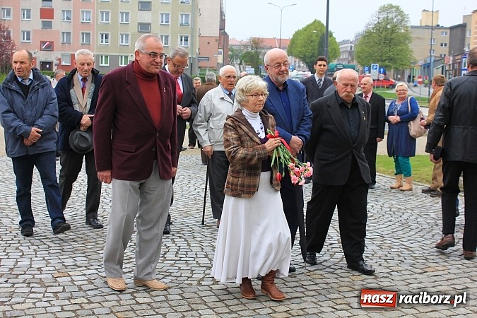 Zdjęcie w galerii na portalu naszraciborz.pl: Lewica złożyła kwiaty pod pomnikiem Matki Polki wiadomości z regionu