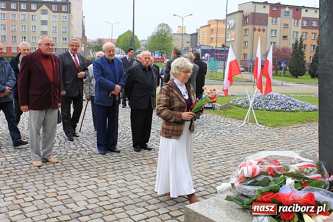 Zdjęcie w galerii na portalu naszraciborz.pl: Lewica złożyła kwiaty pod pomnikiem Matki Polki wiadomości z regionu