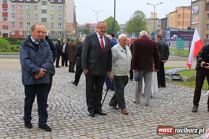 Zdjęcie w galerii na portalu naszraciborz.pl: Lewica złożyła kwiaty pod pomnikiem Matki Polki wiadomości z regionu