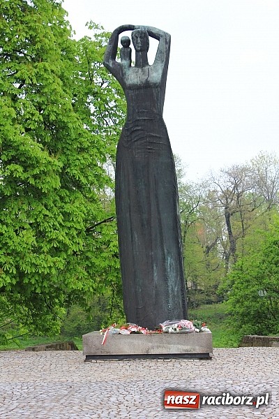 Zdjęcie w galerii na portalu naszraciborz.pl: Lewica złożyła kwiaty pod pomnikiem Matki Polki wiadomości z regionu