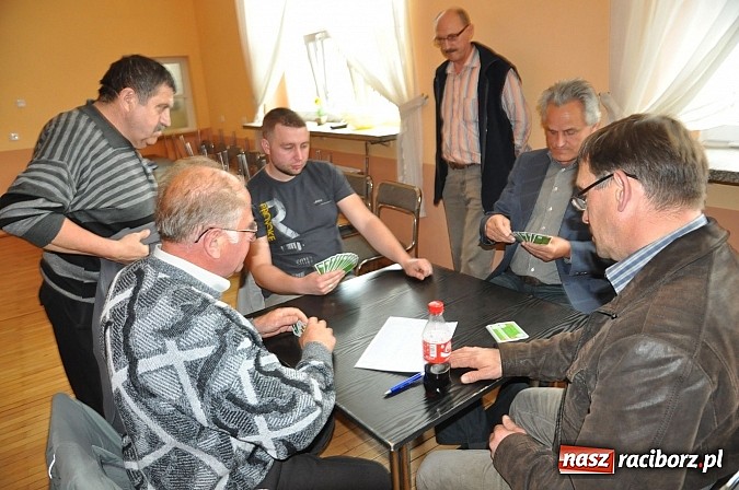 Zdjęcie w galerii na portalu naszraciborz.pl: W remizie w Nędzy zagrali w skata wiadomości z regionu