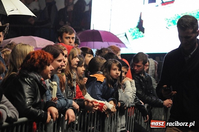 Zdjęcie w galerii na portalu naszraciborz.pl: Big Cyc na majówce w Nędzy, czyli Ruski keczap w strugach deszczu wiadomości z regionu