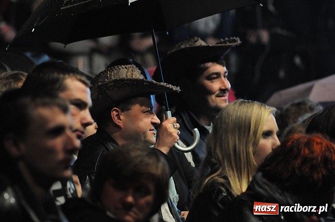 Zdjęcie w galerii na portalu naszraciborz.pl: Big Cyc na majówce w Nędzy, czyli Ruski keczap w strugach deszczu wiadomości z regionu