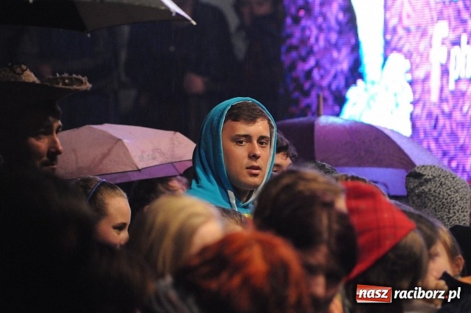 Zdjęcie w galerii na portalu naszraciborz.pl: Big Cyc na majówce w Nędzy, czyli Ruski keczap w strugach deszczu wiadomości z regionu