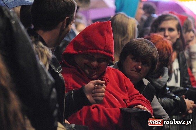 Zdjęcie w galerii na portalu naszraciborz.pl: Big Cyc na majówce w Nędzy, czyli Ruski keczap w strugach deszczu wiadomości z regionu