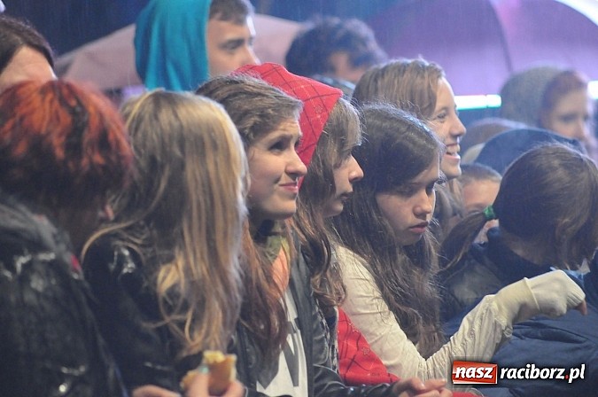 Zdjęcie w galerii na portalu naszraciborz.pl: Big Cyc na majówce w Nędzy, czyli Ruski keczap w strugach deszczu wiadomości z regionu