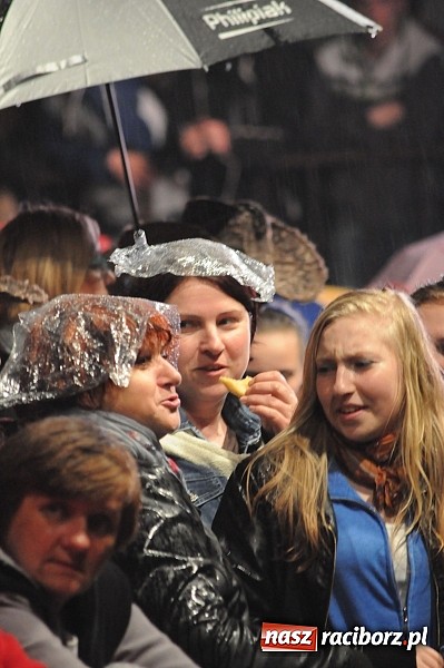 Zdjęcie w galerii na portalu naszraciborz.pl: Big Cyc na majówce w Nędzy, czyli Ruski keczap w strugach deszczu wiadomości z regionu