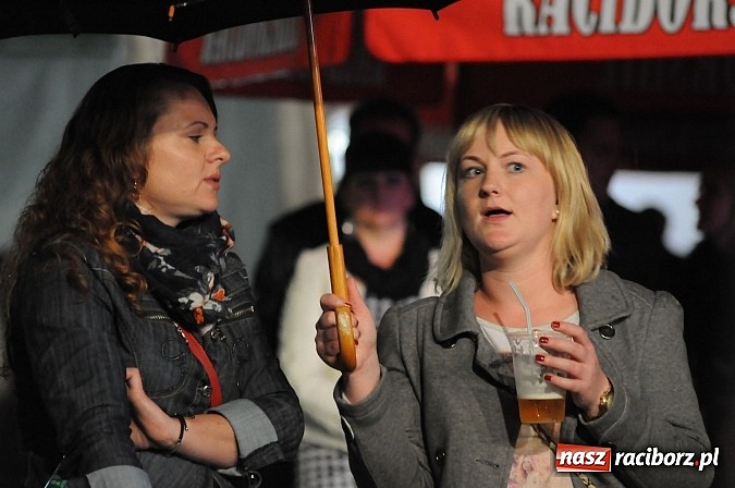 Zdjęcie w galerii na portalu naszraciborz.pl: Big Cyc na majówce w Nędzy, czyli Ruski keczap w strugach deszczu wiadomości z regionu