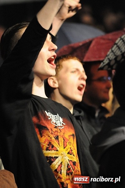 Zdjęcie w galerii na portalu naszraciborz.pl: Big Cyc na majówce w Nędzy, czyli Ruski keczap w strugach deszczu wiadomości z regionu